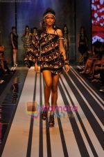 Model walks the ramp for Malini Ramani Show at Lakme Winter fashion week day 5 on 21st Sept 2010 (40).JPG